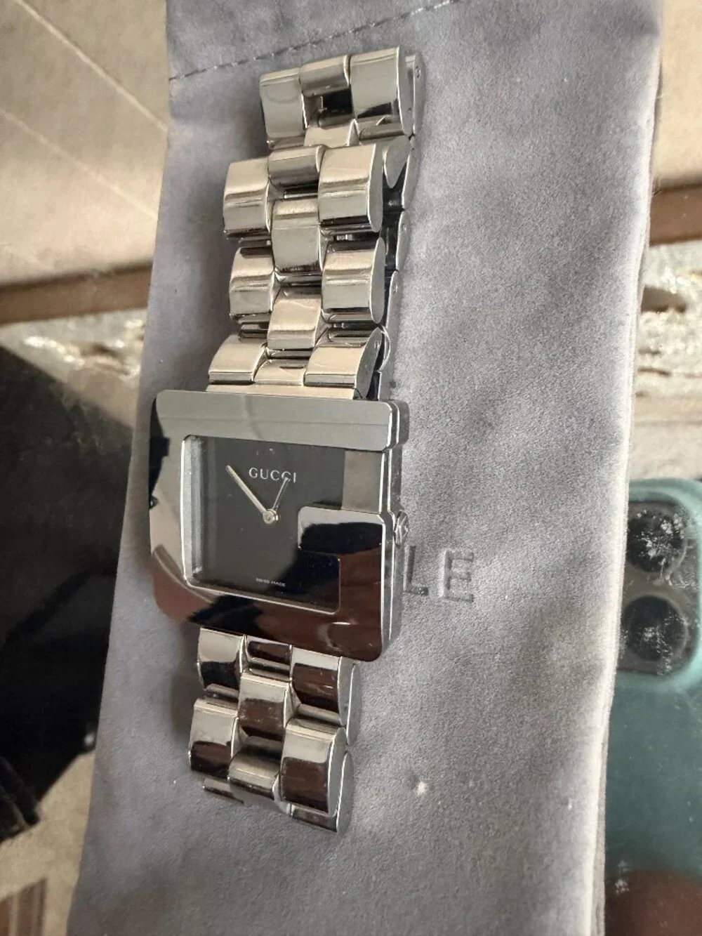 Gucci Stainless Steel Watch ⌚🖤✨ Swiss Made Designer Timepiece 💎 Chic Statement - Picture 2 of 4